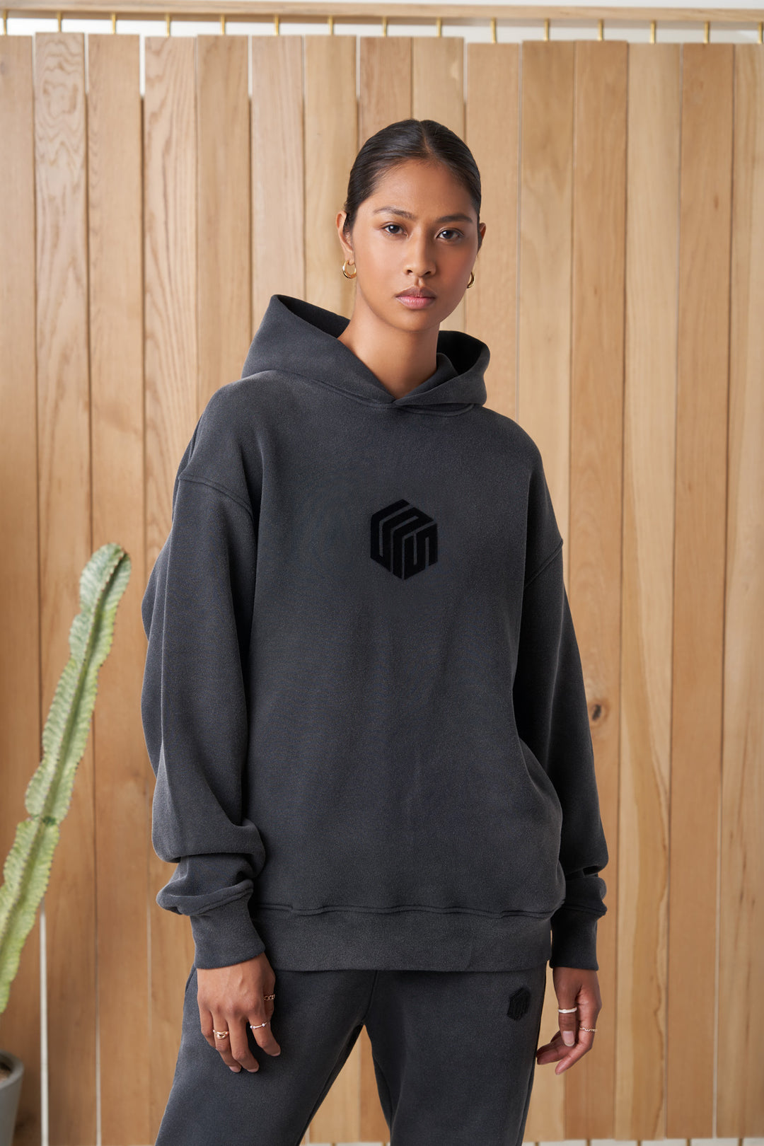 mandalay article 6 cube logo hoodie powder black