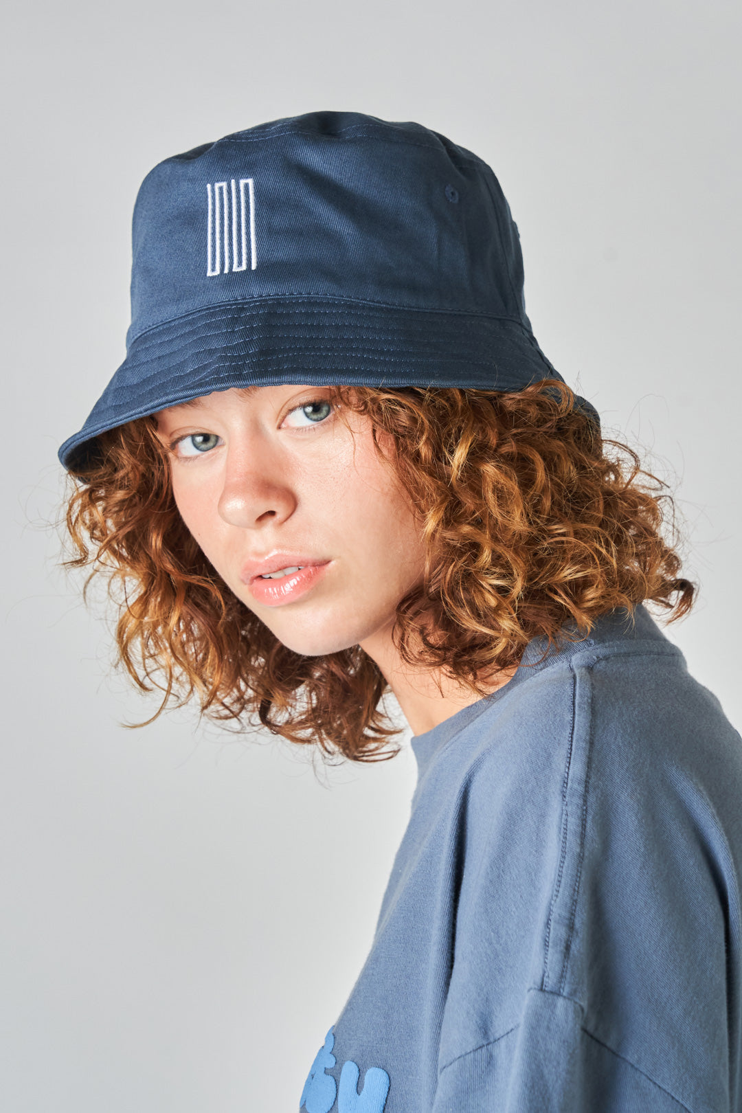 banks article 7 logo bucket hat cobalt