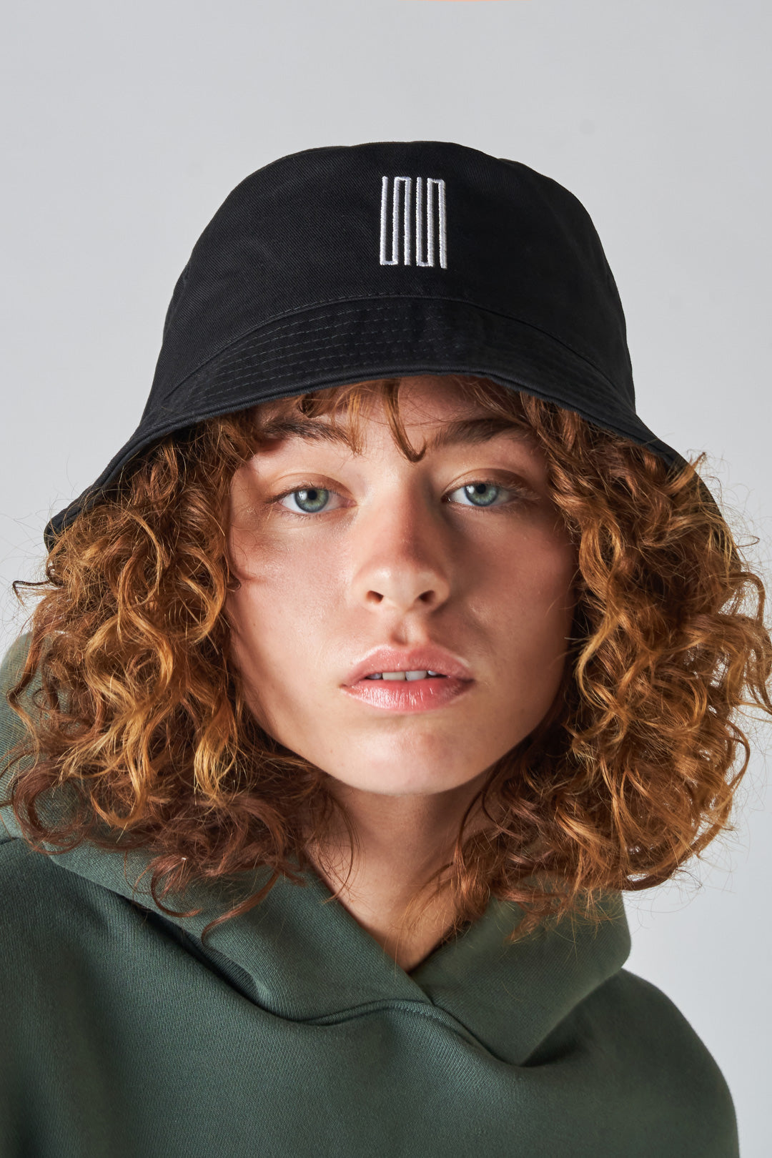 banks article 7 logo bucket hat black