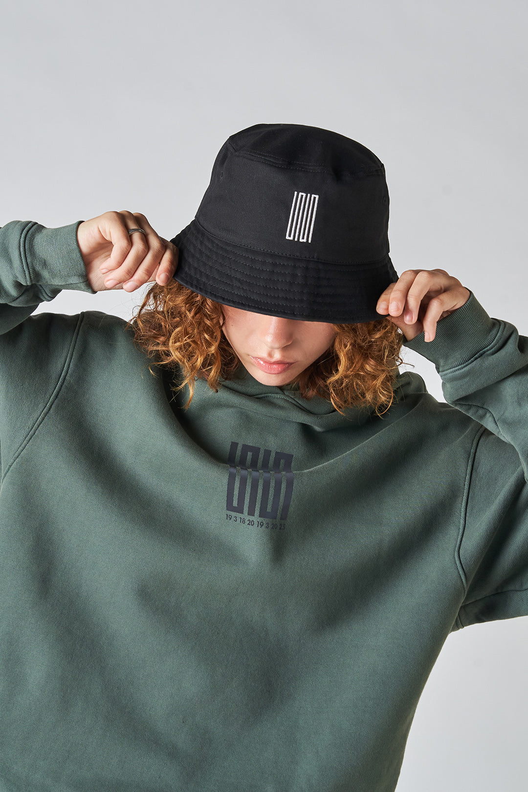 banks article 7 logo bucket hat black