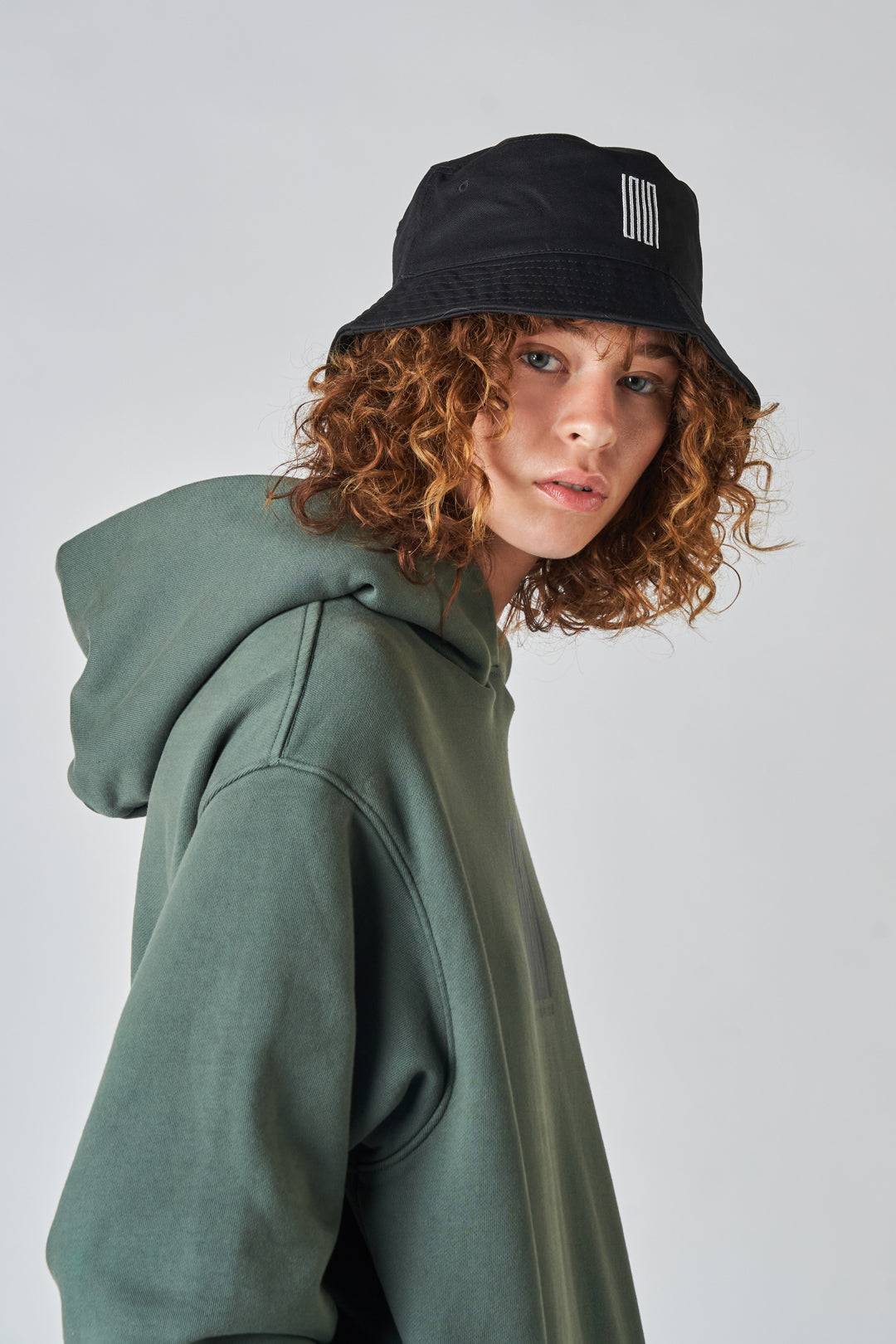 banks article 7 logo bucket hat black