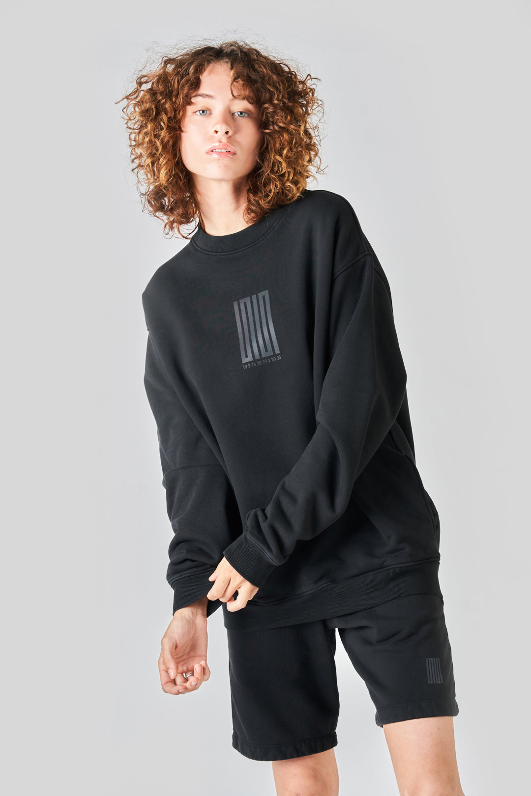 pacific article 6 logo sweater black